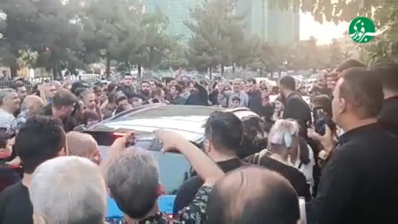 خروج پر دردسر علی دایی در بزرگداشت اکبر عبدی با هجوم مردم