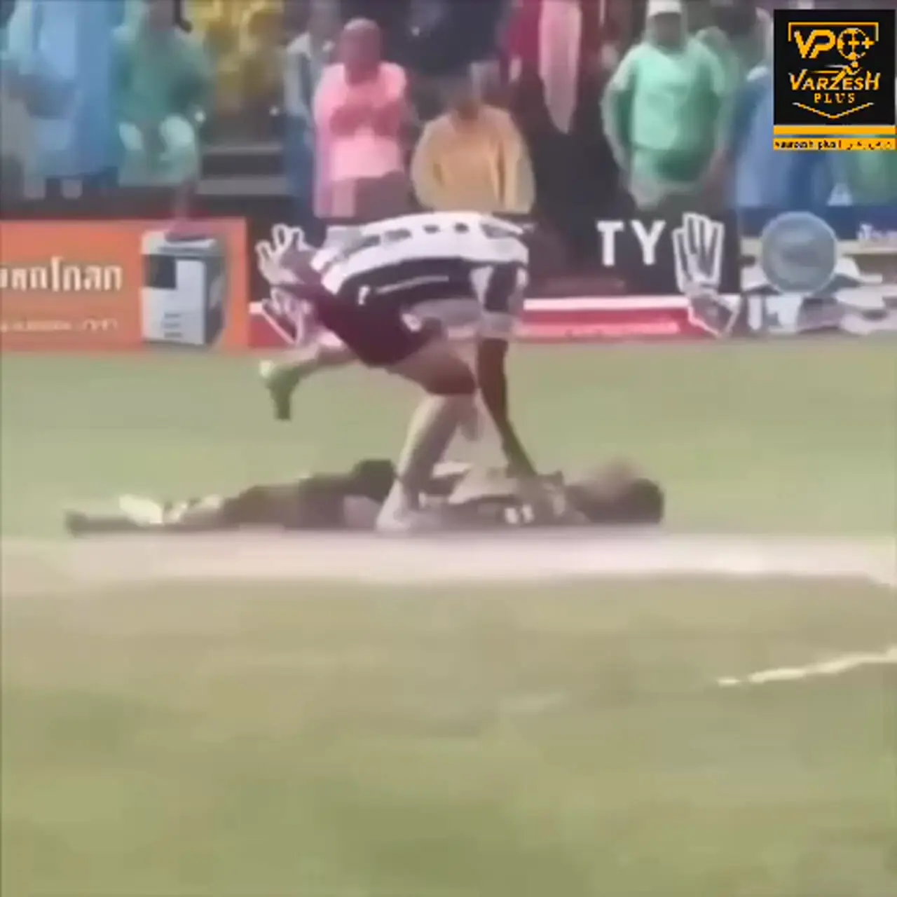 لحظه برخورد صاعقه به بازیکن لیگ تایلند که در نهایت کشته شد