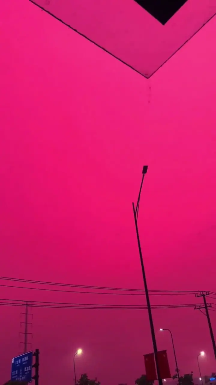 آسمان شهر هانگژو در چین به رنگ صورتی مایل به قرمز درآمد