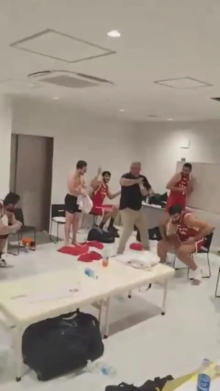 ویدیو: رختکن تیم ملی بسکتبال پس از گرفتن برنز/مانولوپولوس همه را خیس کرد