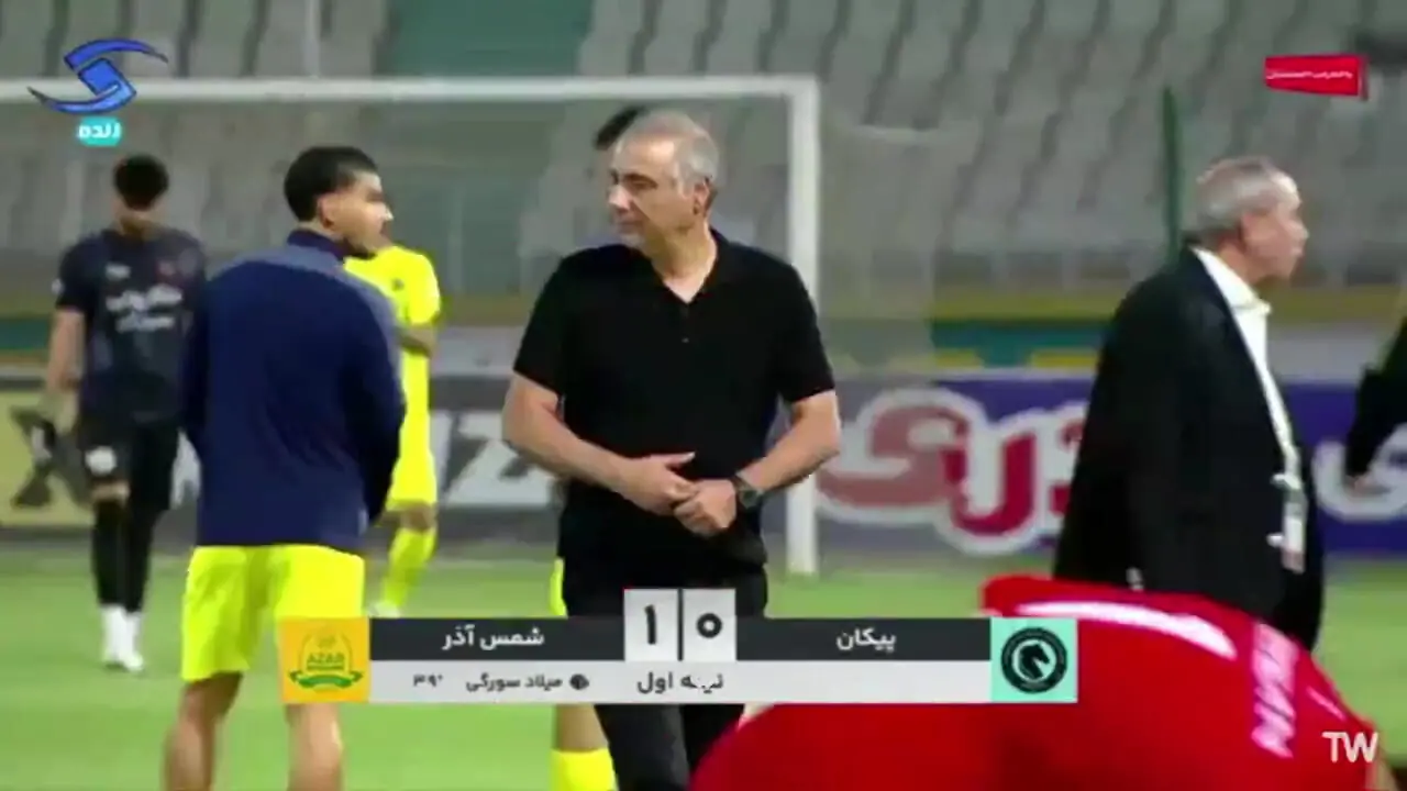 سیلی ساکت الهامی به حجت احمدی بازیکن پیکان